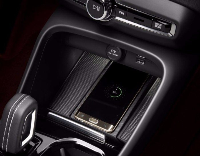 The New Volvo XC40 features wireless phone charging
