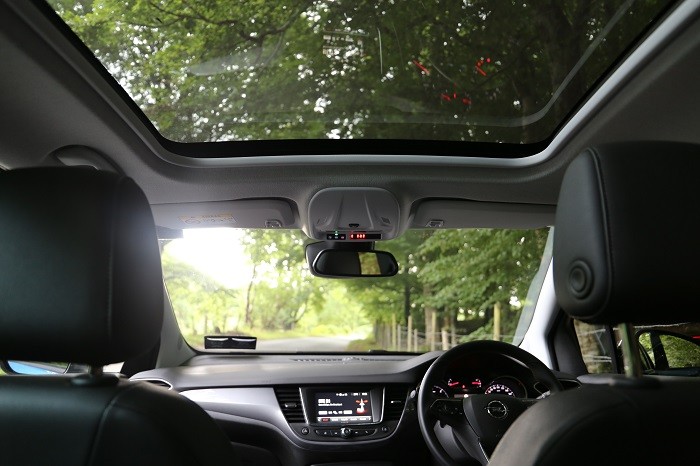 Opel Crossland panoramic sunroof